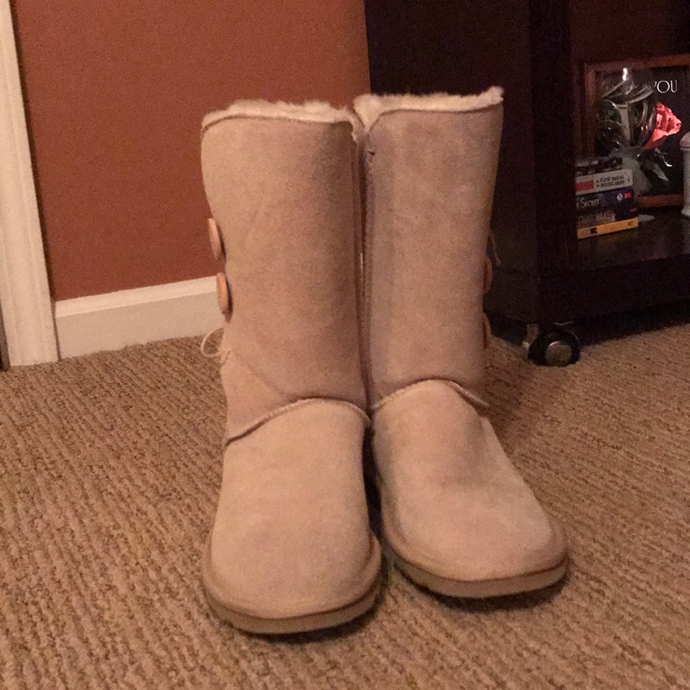 soft white mid length (probably fake) Ugg boots